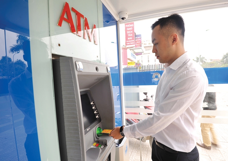 Khách hàng có thể dễ dàng tra cứu tài khoản ngân hàng Vietinbank tại các cây ATM